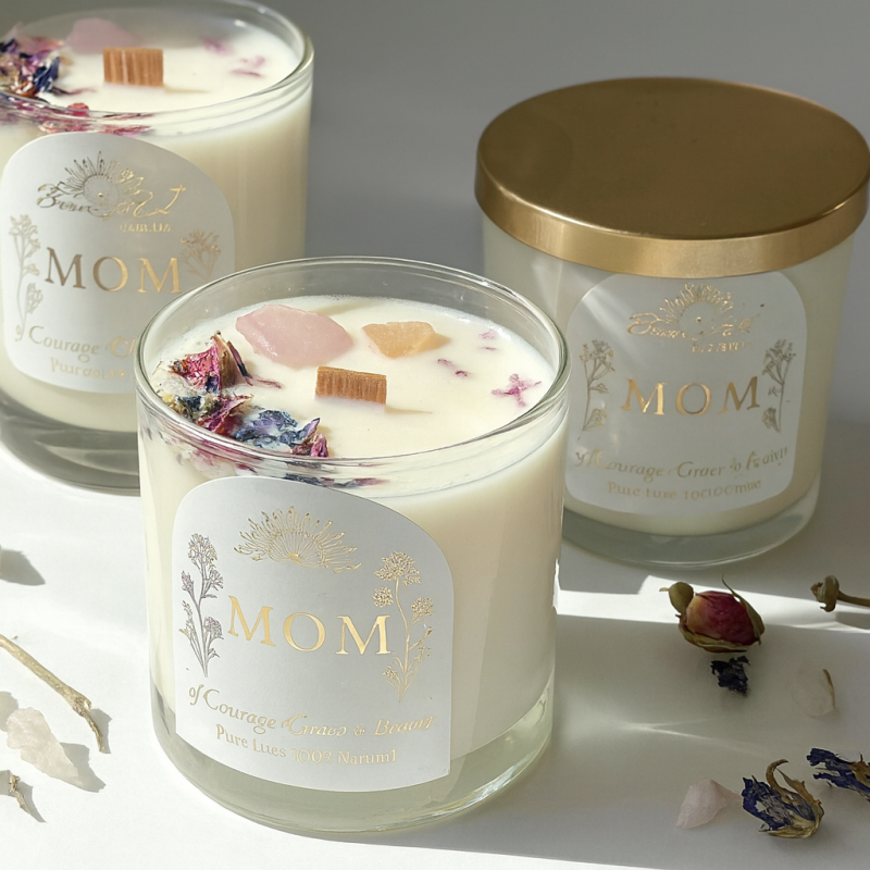 Tres modelos de velas en frascos con detalles decorativos